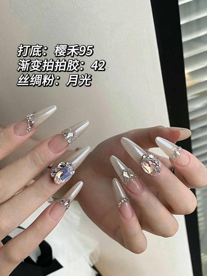 Nails trắng hồng from nhọn