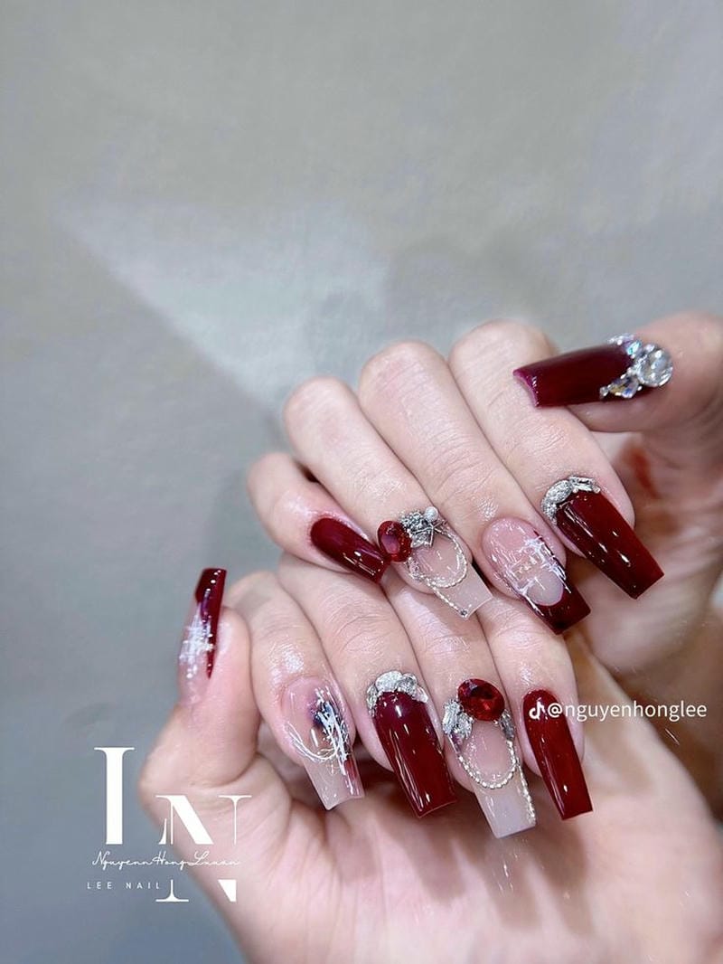 mẫu nail đỏ đính đá