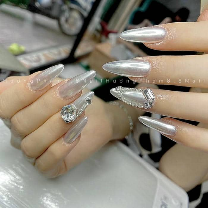 nail tráng gương cực quang kết hợp đính đá