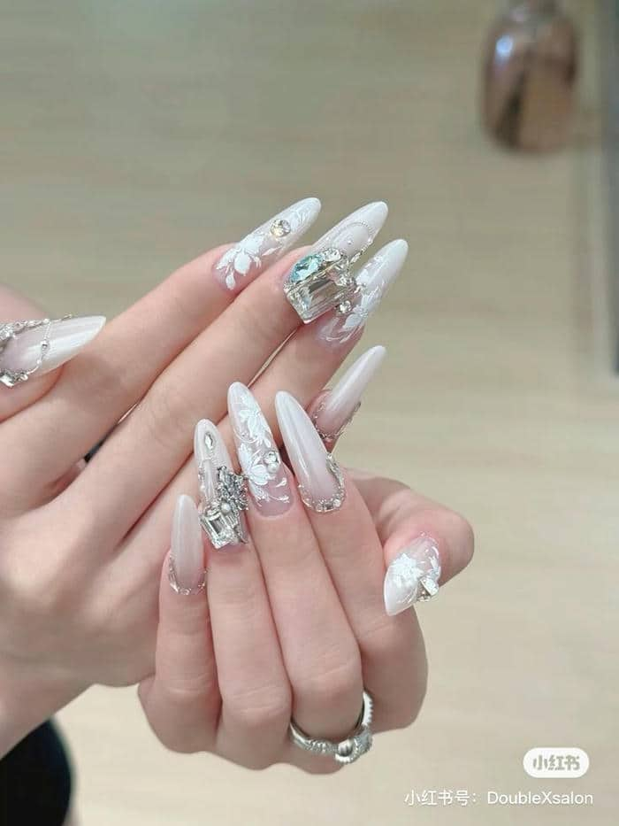 mẫu nail nhon màu trắng đơn giản