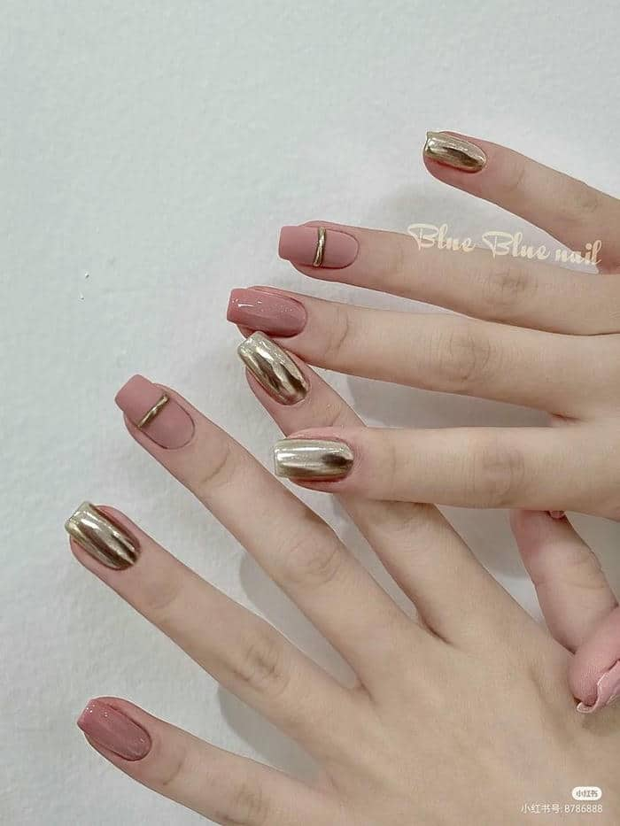 mẫu nail tráng gương vàng kết hợp viền nổi