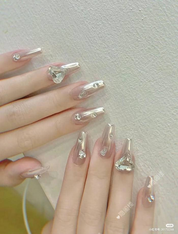 mẫu nail tráng gương bạc kết hợp đính đá