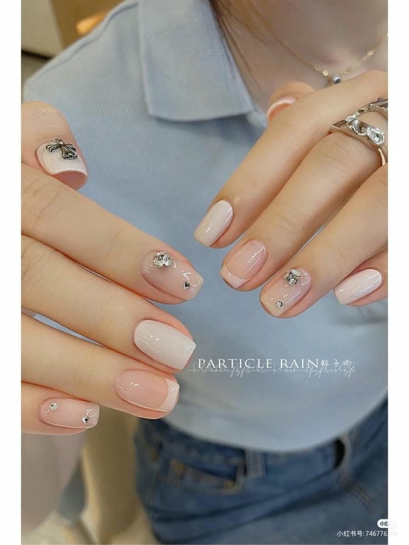 nail móng ngắn đính đá đơn giản