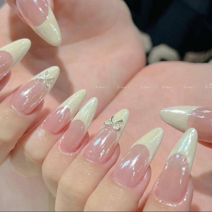 mẫu nail móng nhọn tròn đính đá