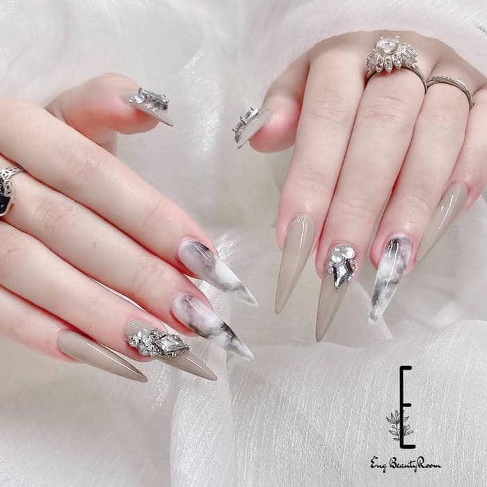 nail nhọn màu hồng đính đá