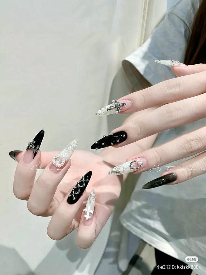 nail nhọn đính charm xinh xắn