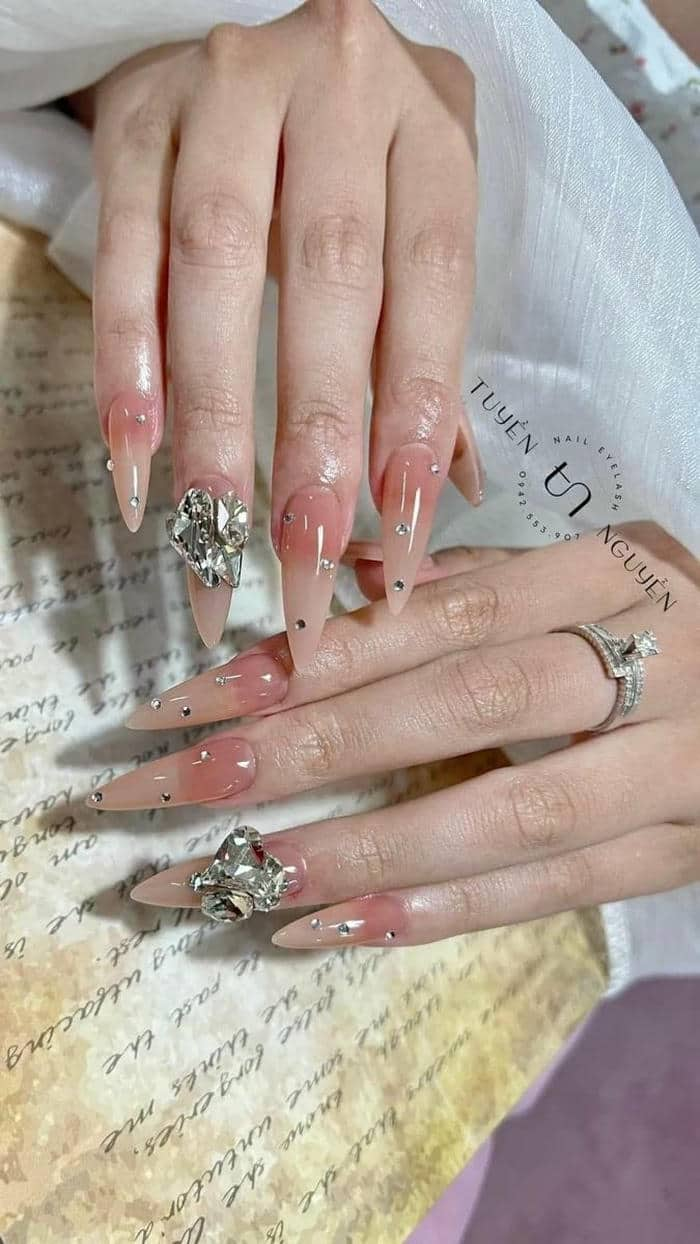 mẫu nail móng nhọn tròn đính đá