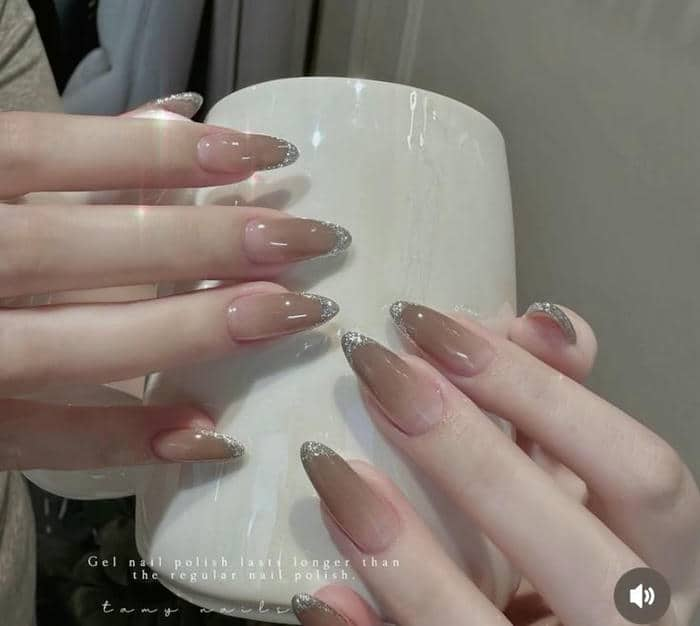 nail trắng đen nhọn