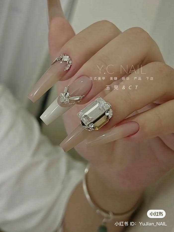 nail trong suốt đính đá